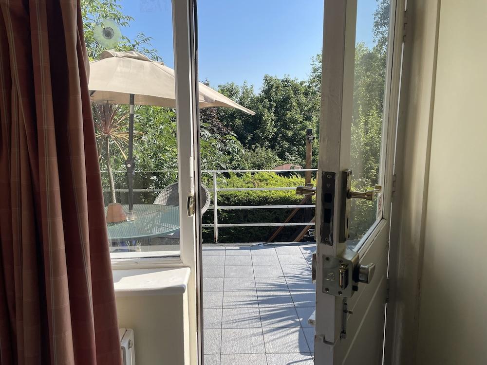 Entire 1bed Studio With Ensuite, Balcony & Parking