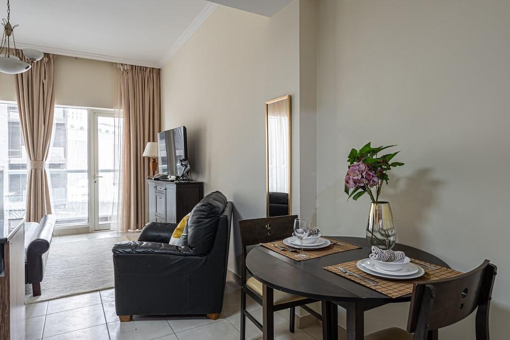 HiGuests - Burj Al Nujoom Tower