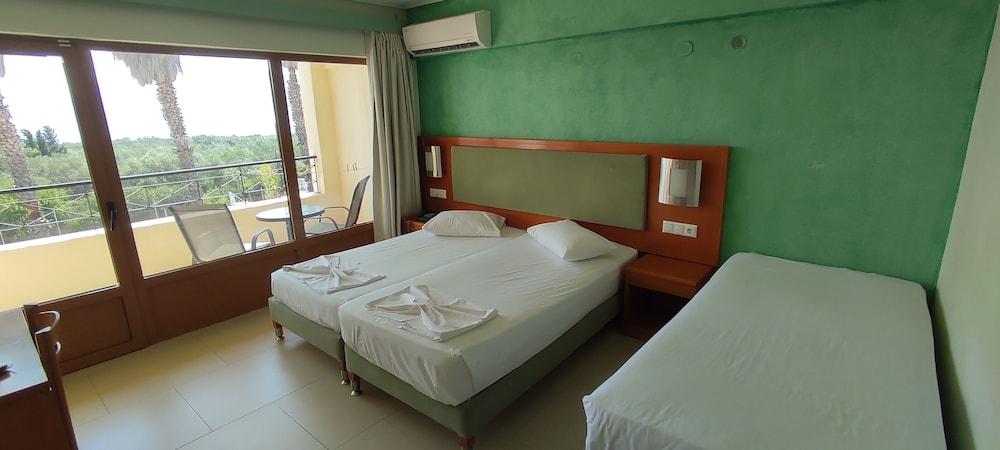 Silver Bay Hotel & Bungalows