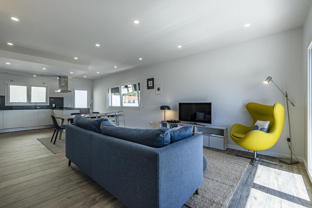 Captivating 4-bed House in Cadaval District-lisbon