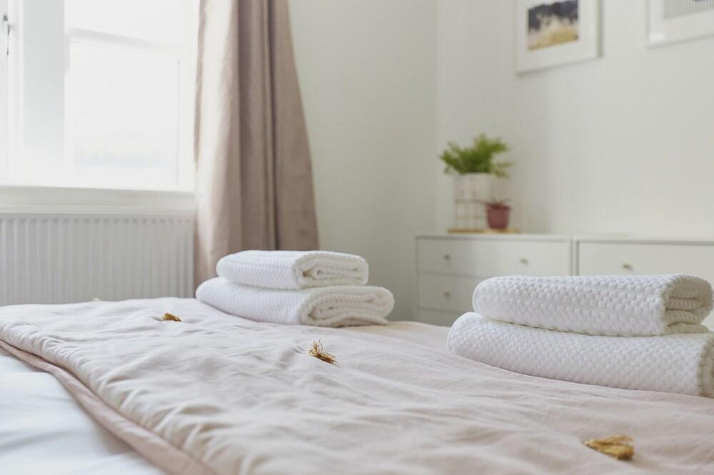 Lister's Nest Halifax Stunning Sleeps 12