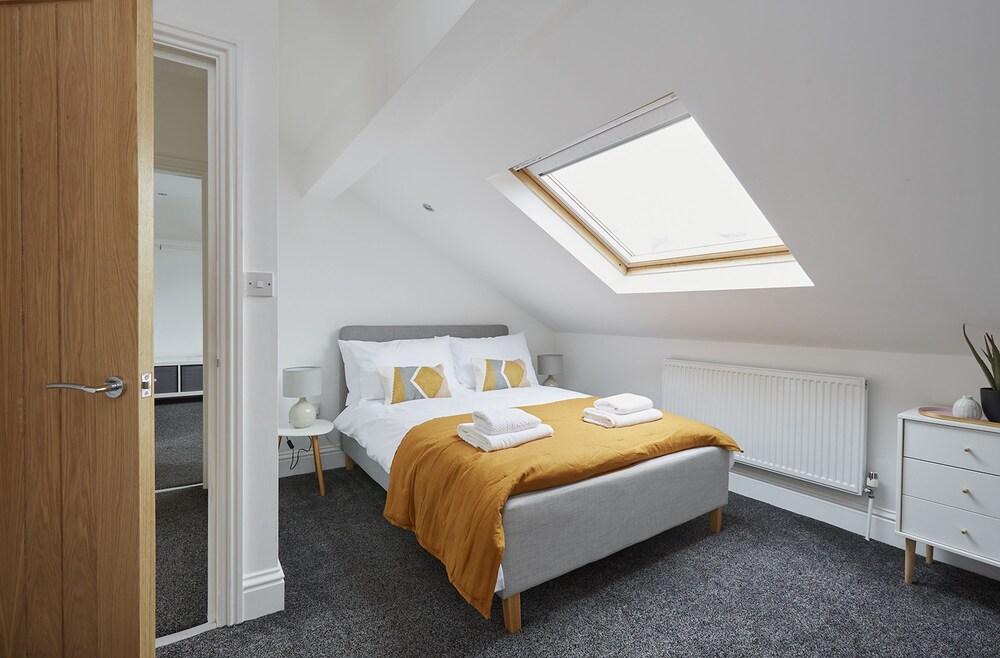 Lister's Nest Halifax Stunning Sleeps 12