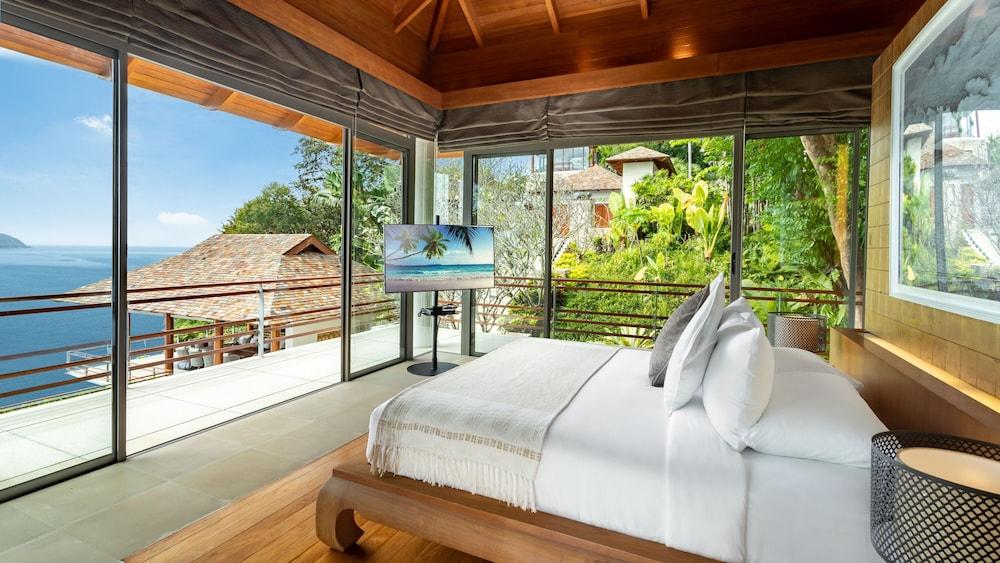 Villa Chelay - Luxury Waterfront Villa