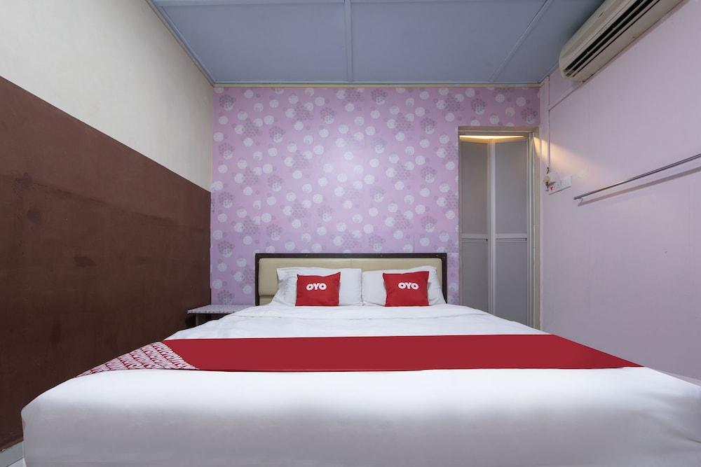 Spot On 90305 Hen Hen Hotel