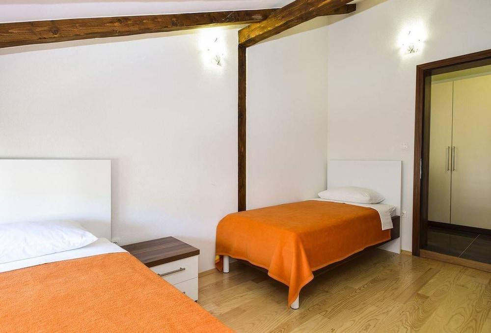 Villa Ukic for 14 People With a Large Pool