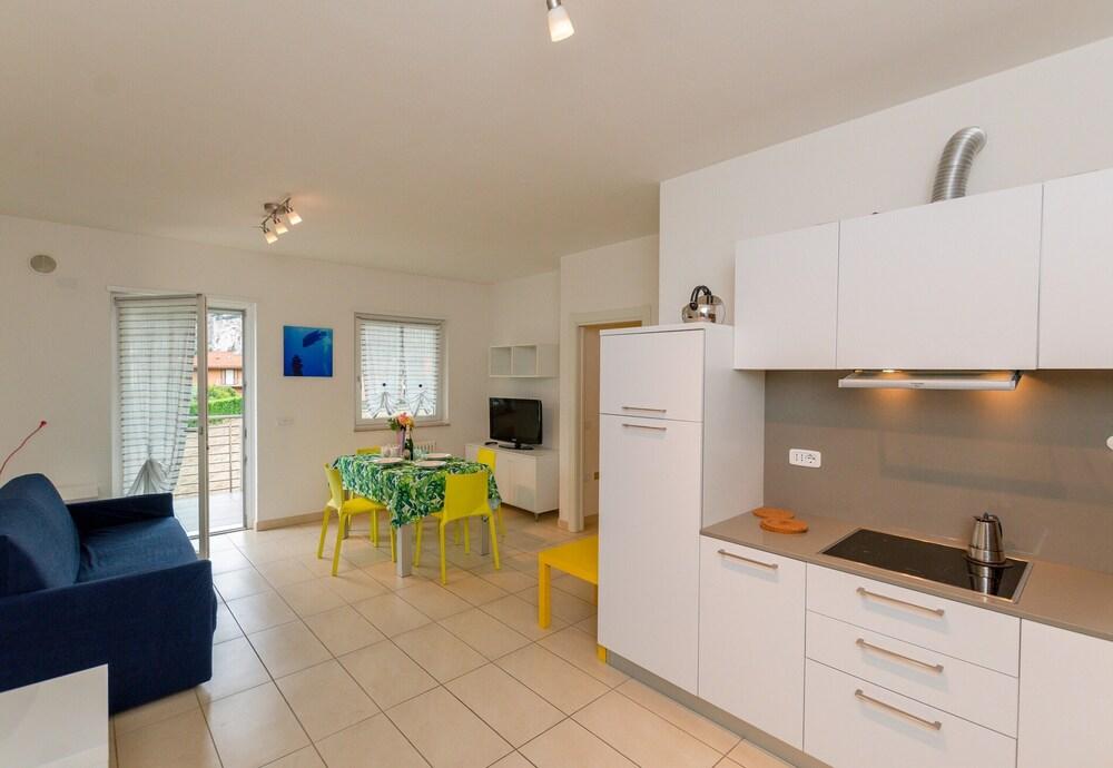 Torbole Relax, Pool & Balcony Apartment 2