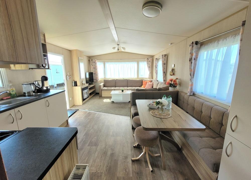 St Osyth- Sleeps8-freeparking-wifi-holidaypark