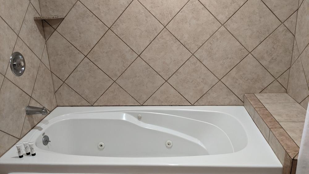 Olympia Hotel at Capitol Lake