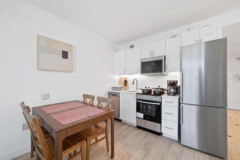 Sleep 6 Stylish 1BR 2BA Beachfront Cozysuites