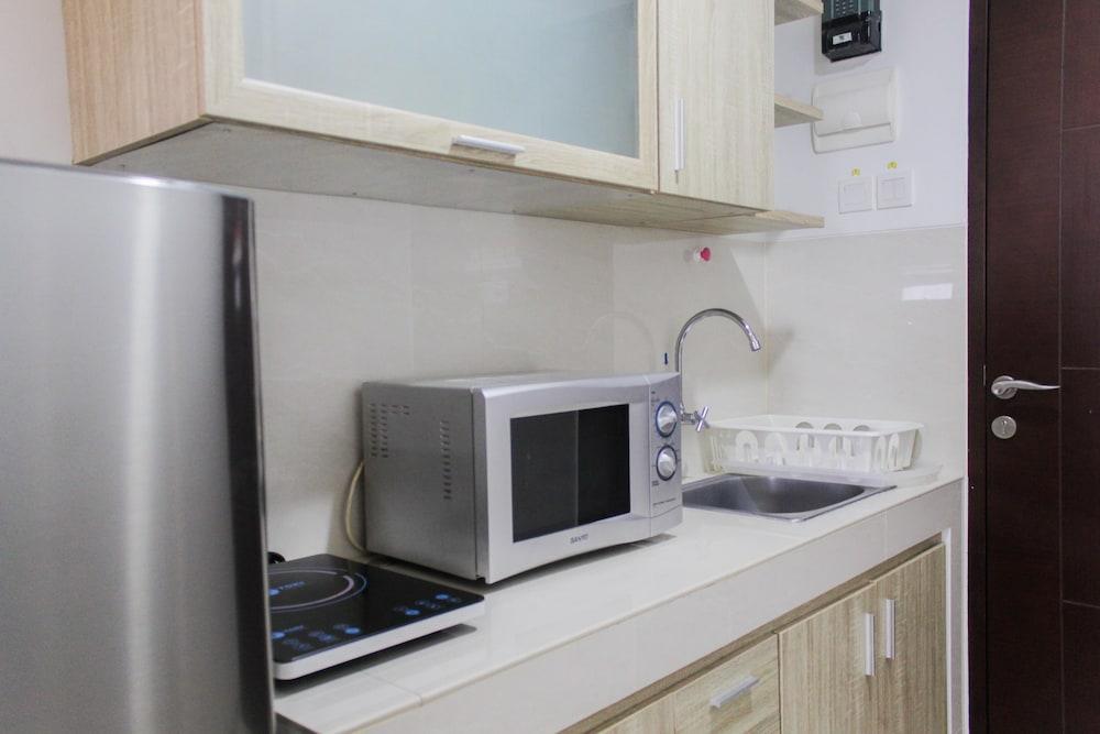 Bright Studio Apartment at Springwood Residence