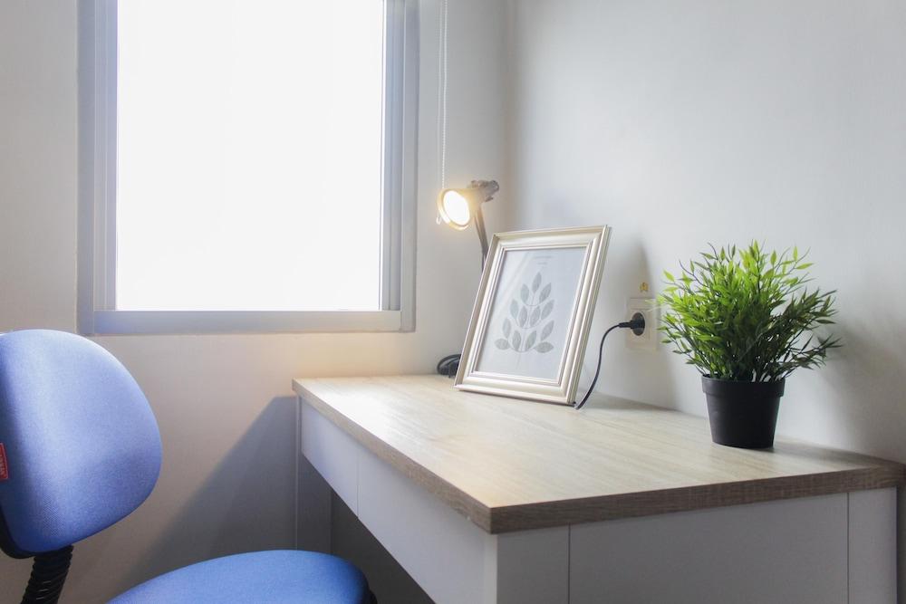 Bright Studio Apartment at Springwood Residence