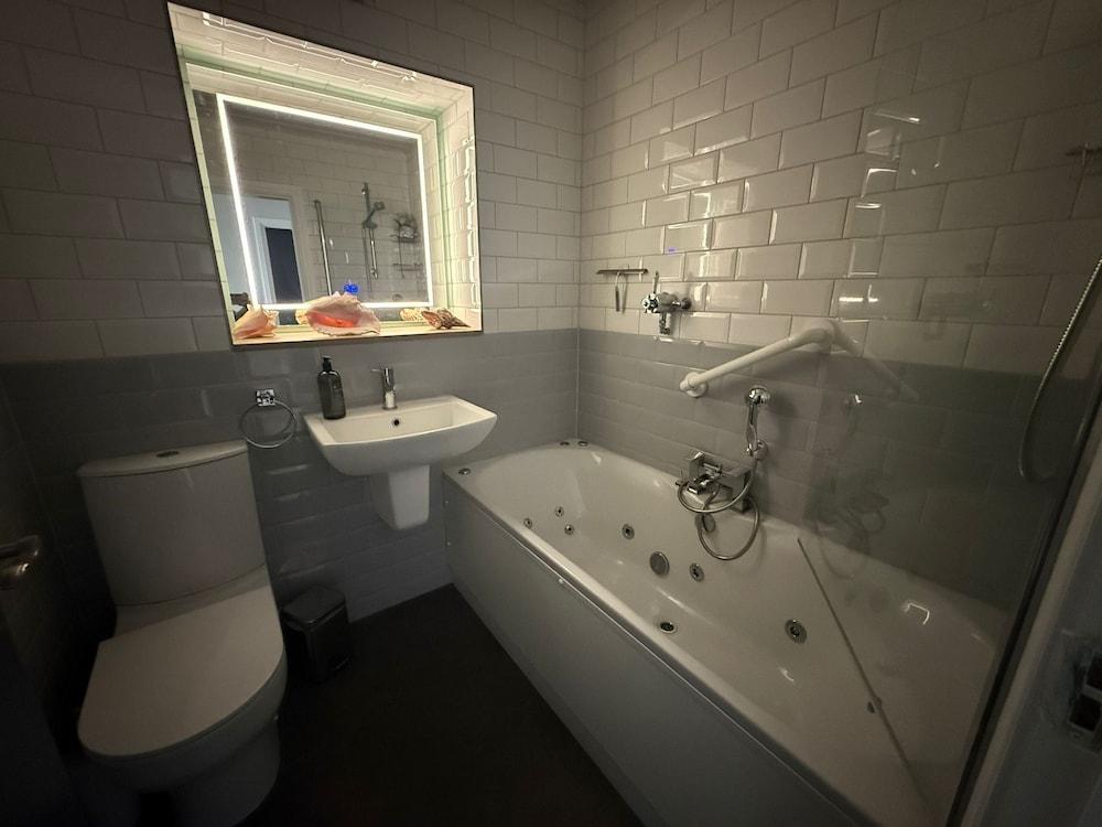 Eden Suite Sasco Apartments