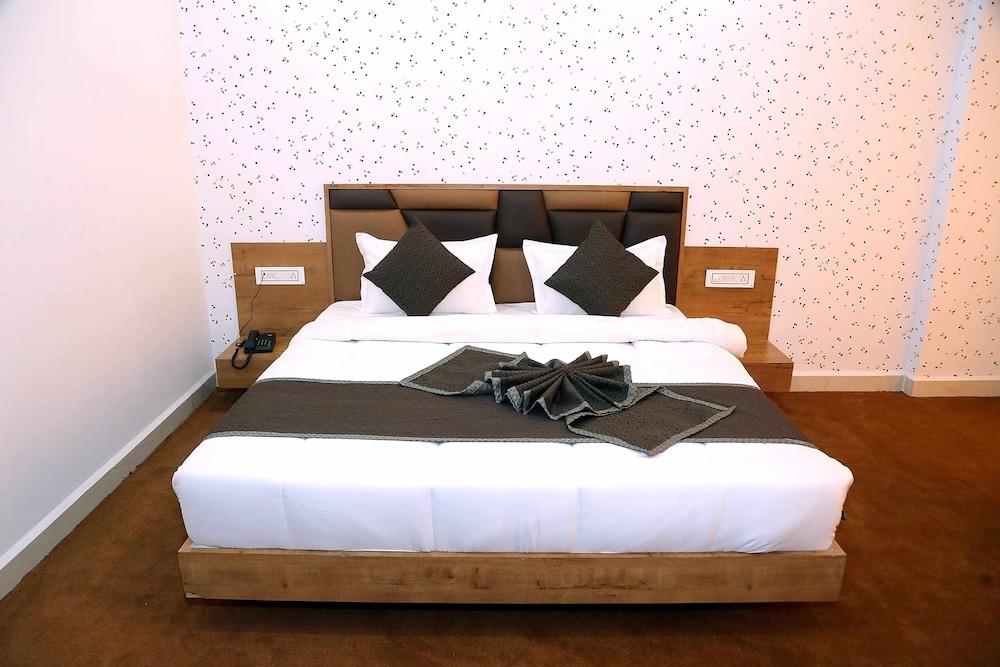 Khajoora Resort by ShriGo Hotels