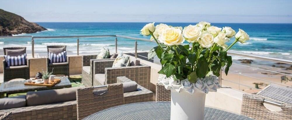 Cozy Room With a Partial sea View