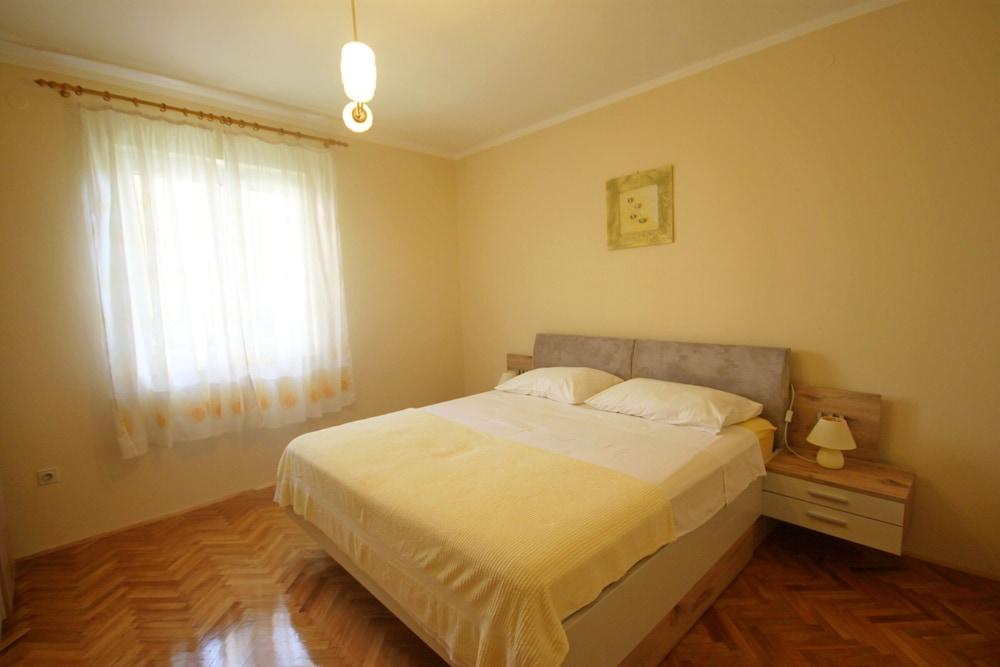 Comfortable Apartment, Zadar Borik, up To 5 Persons