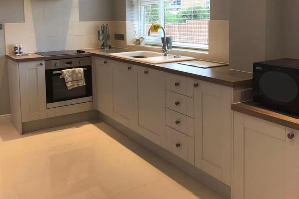 Pet-friendly - 2 Bedrooms Bungalow hot tub Parking