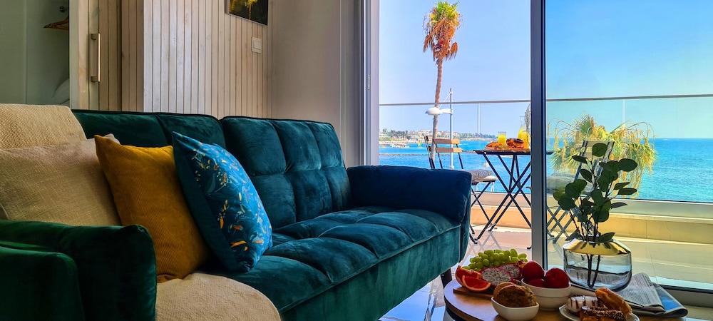 PhaedrusLiving Emerald Flat Lighthouse48