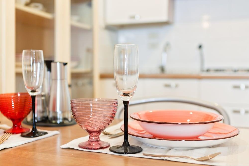 Airport & Station Flat - Private Parking