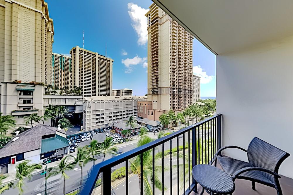 Aqua Palms Waikiki / Ocean View Lanai / Parking Included by Redawning