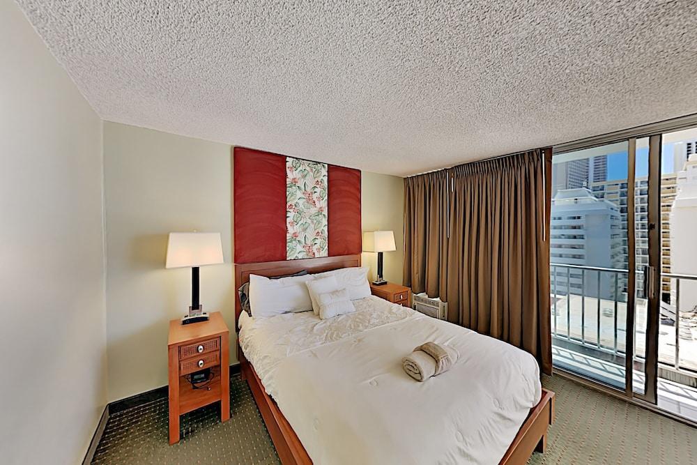 Pacific Monarch 901 Condo by Redawning