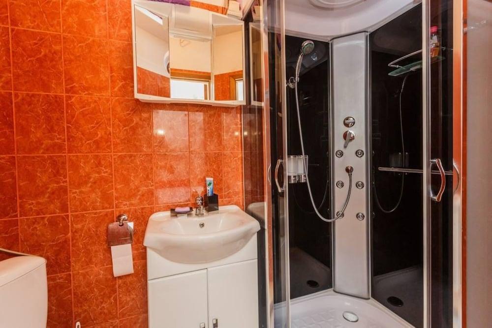 Lovely 1-bed Apartment With Patio in Kastel Stari