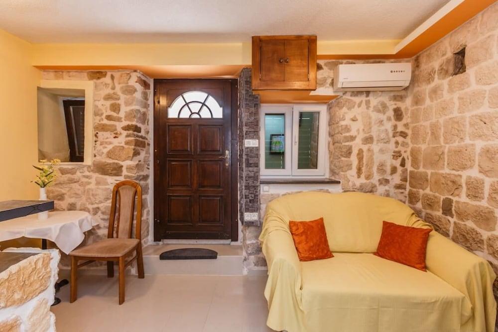 Lovely 1-bed Apartment With Patio in Kastel Stari