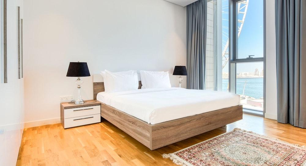 Beautiful Large 3 B/R Apt in BlueWaters Island