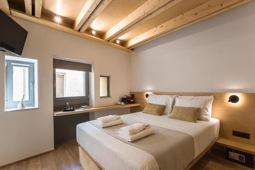 Thallos the Boutique