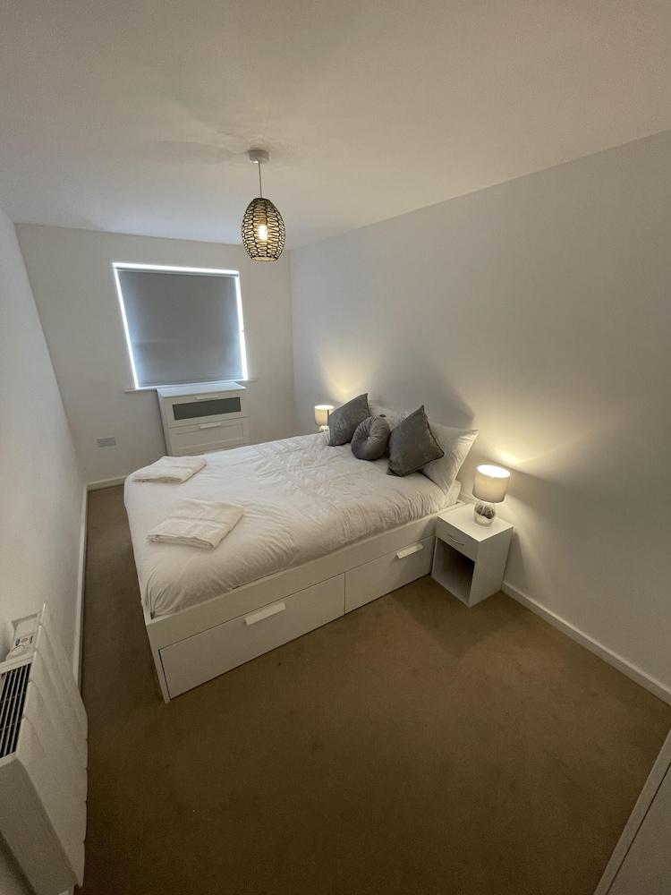 Modern 2-bed Apartment in the Heart of Salford Quays