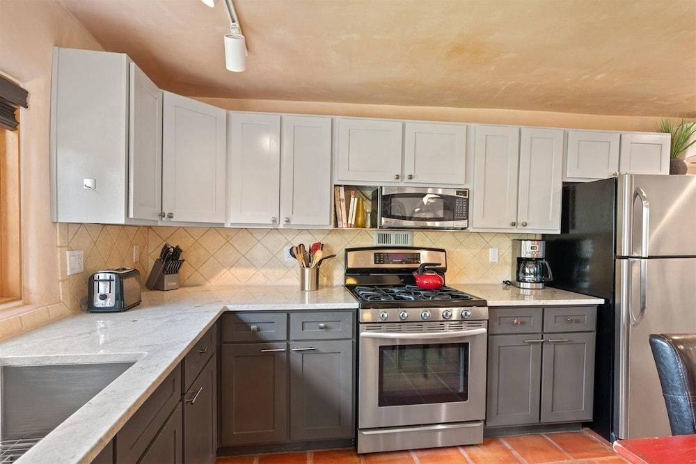 Casita de las Aves - Unbeatable Location, Spacious Yard