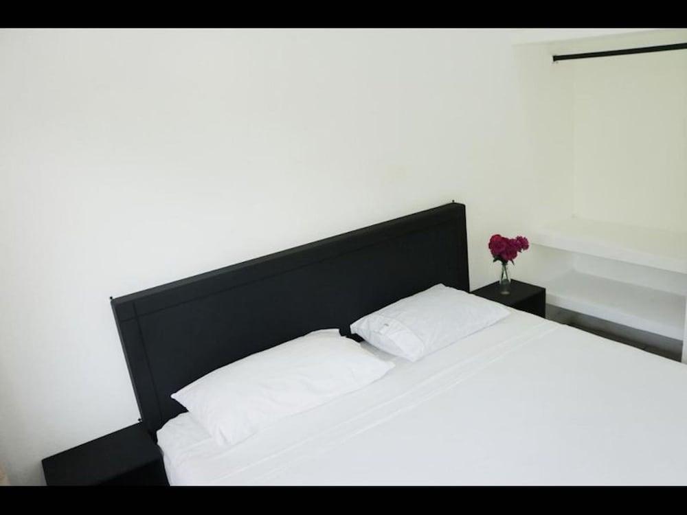 Room in Guest Room - Private Room With King Size bed