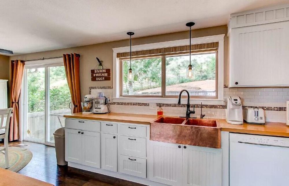 Hidden Valley Retreat. Foothill views. Large Yard!