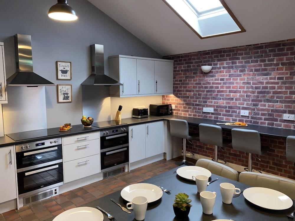 The North West Contractors Base - 9 Bedroom - EV Charging