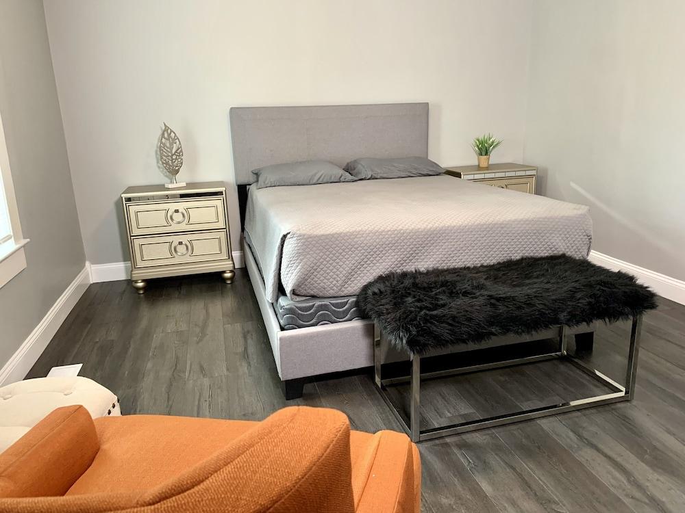 Texas Hold-em Duplex- 3BR Free Parking