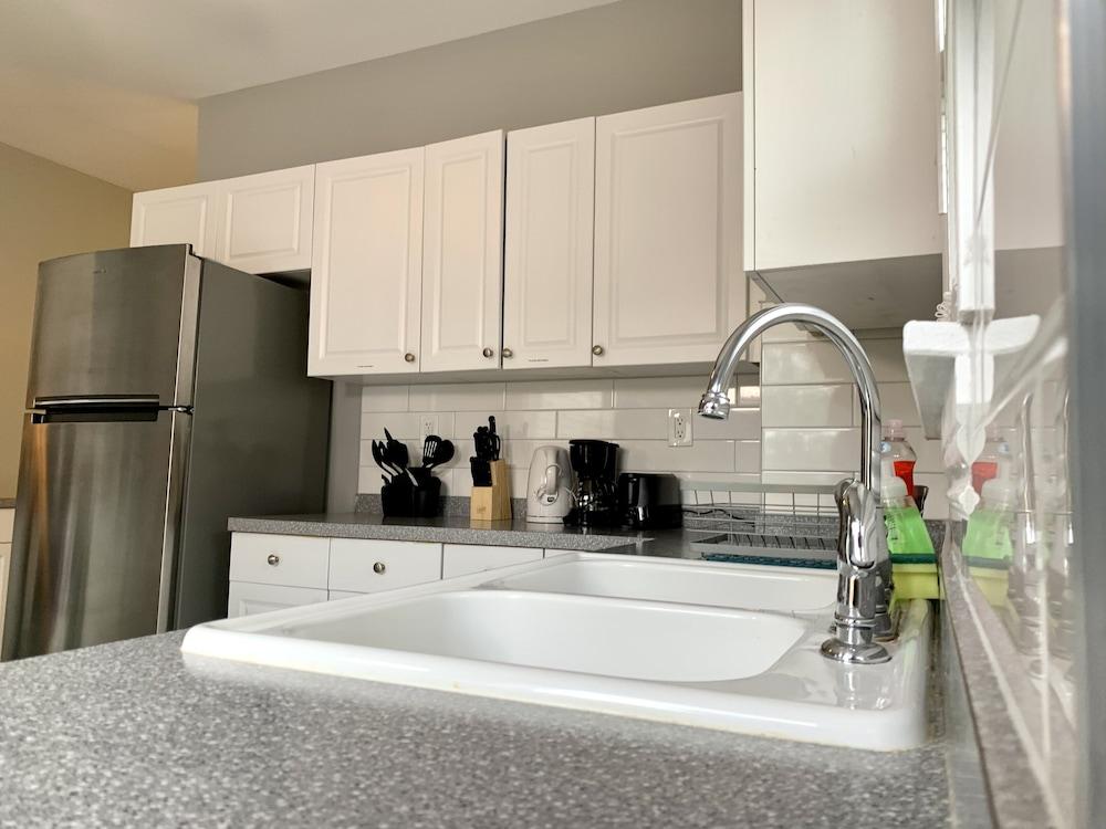 Texas Hold-em Duplex- 3BR Free Parking