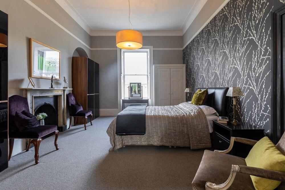 Spacious Light-filled Period Apartment - Central Bath