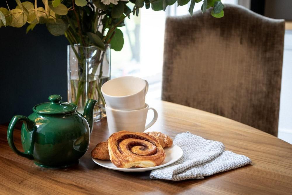 Spacious Light-filled Period Apartment - Central Bath