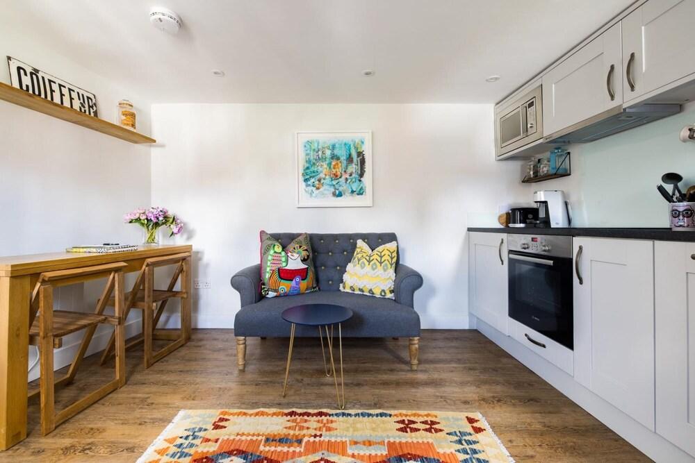 The Lavender Folly - Cosy Accommodation Alresford