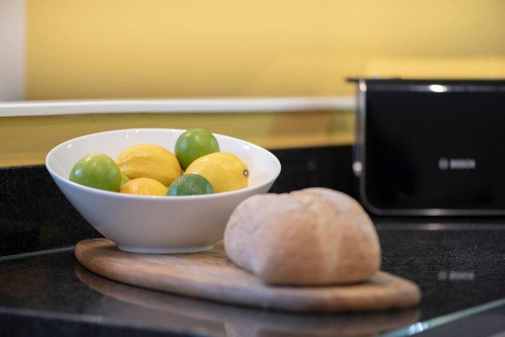 Contemporary 1BR Home Parking - Quiet - Ambleside