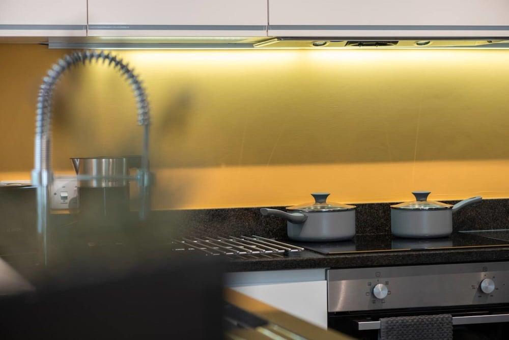 Contemporary 1BR Home Parking - Quiet - Ambleside