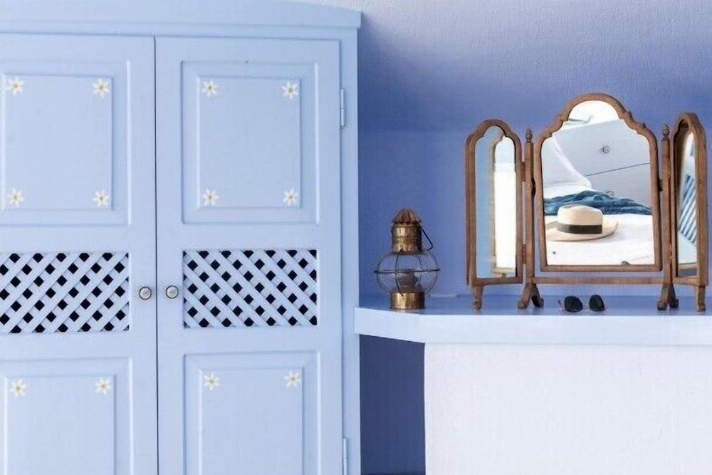 Blue Windmill Villa in Imerovigli