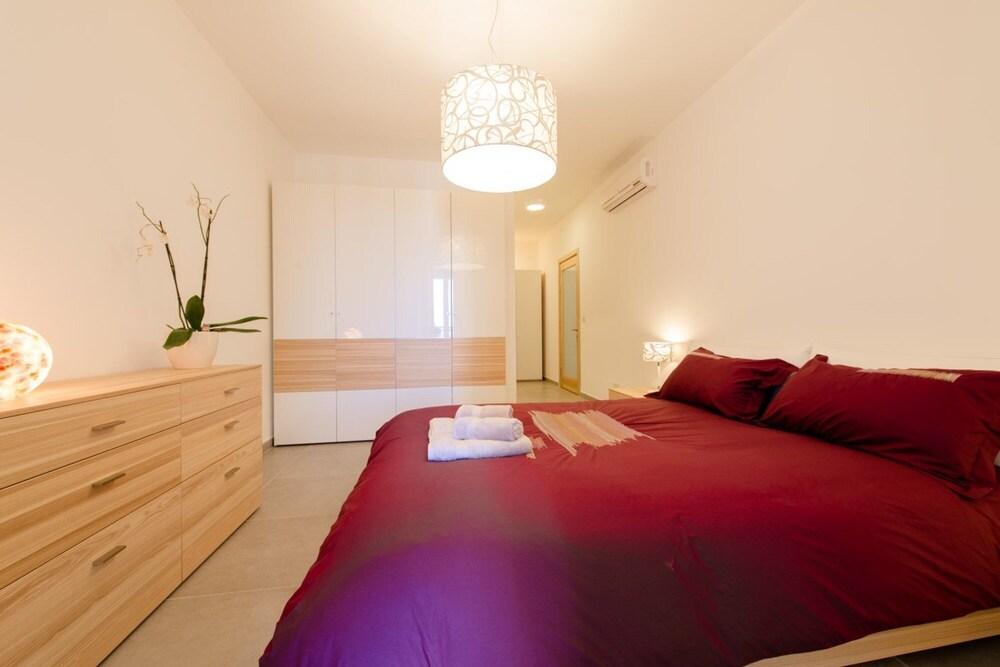 Seafront Luxury Apartment Pool and Great Location