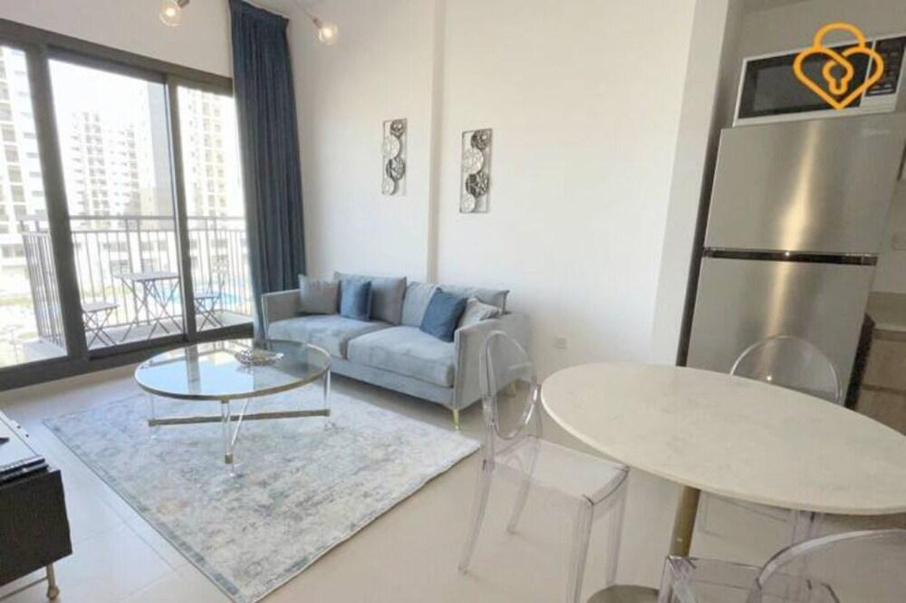 Una Modern Studio Town Square