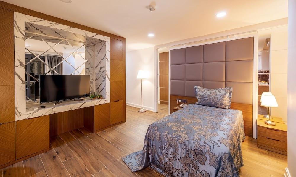 Novel Centre Point Hotel