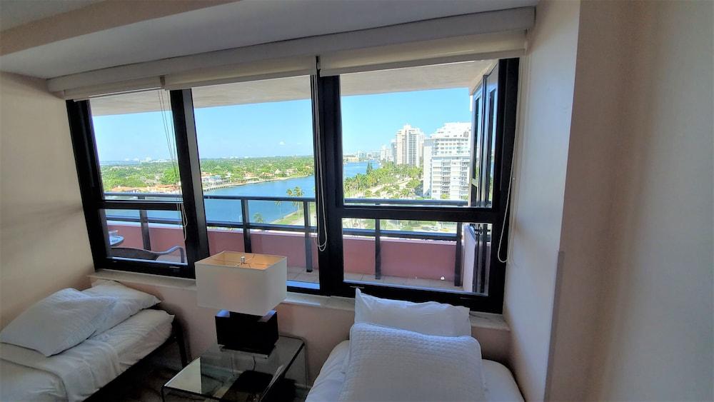 Alexander 1420 3 Bedroom Apts by RedAwning