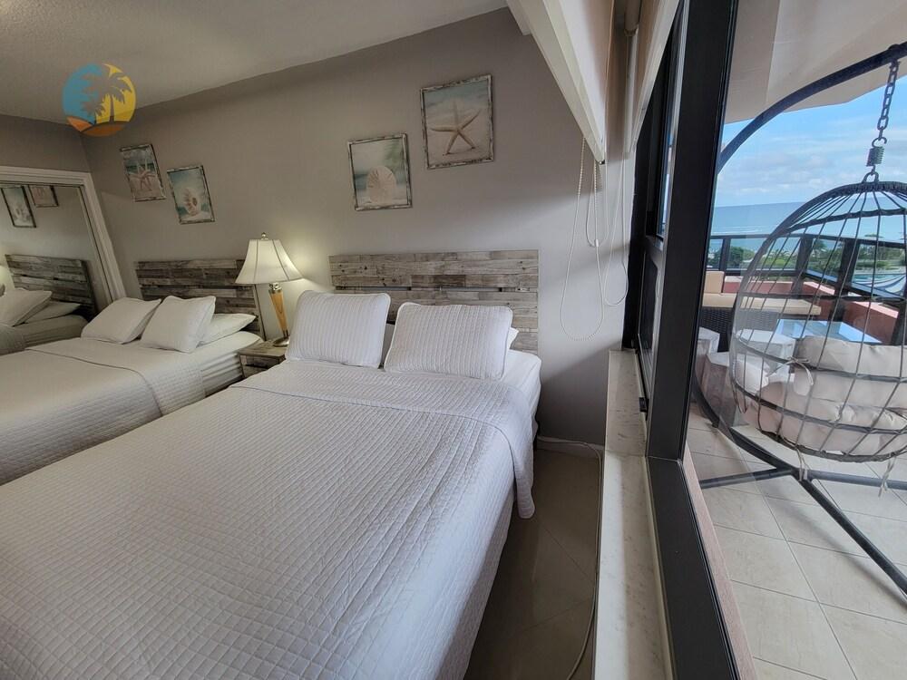 Alexander 919 2 Bedroom Apts by Redawning