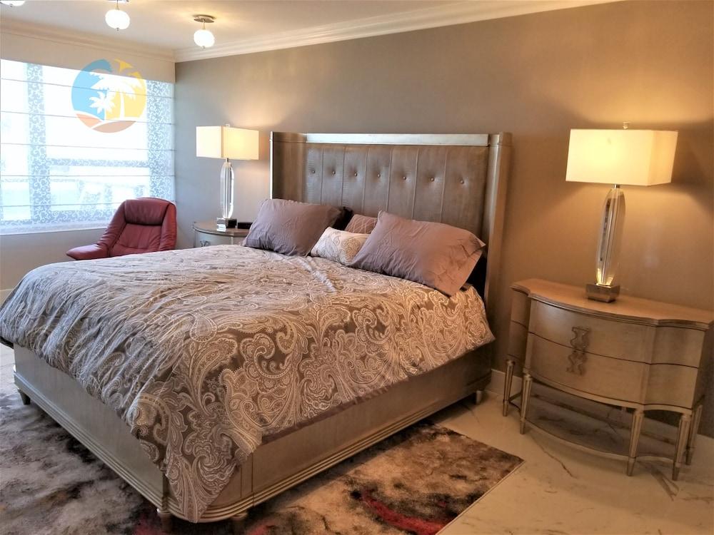 Alexander 1701 2 Bedroom Apts by RedAwning