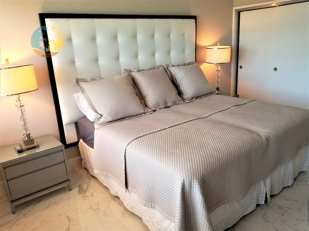 Alexander 1701 2 Bedroom Apts by RedAwning