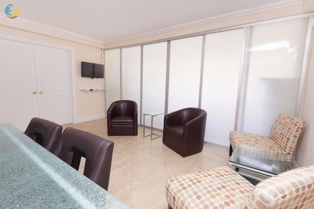 Alexander 1620 3 Bedroom Apts by RedAwning