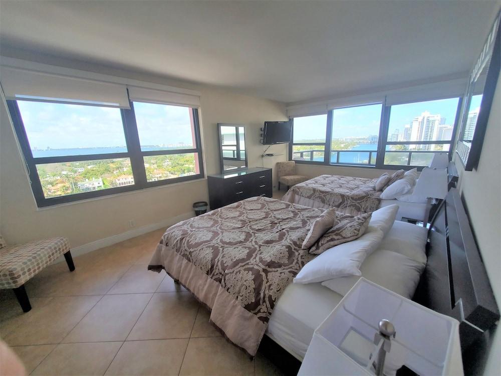 Alexander 1620 3 Bedroom Apts by RedAwning